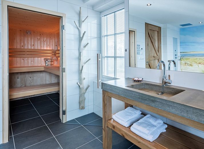 Cozy kitchen in Group Residence Nieuw Leven Texel, Den Burg, overlooking the nature of the Wadden Islands.