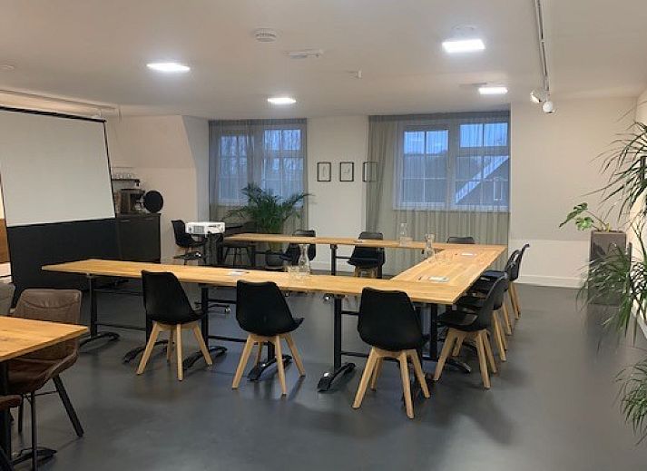 Breakfast table at Group Residence Nieuw Leven Texel, Den Burg, featuring fresh produce and a modern dining area.