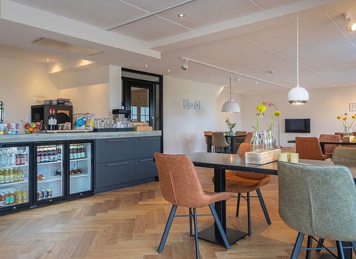 Outdoor terrace of Group Residence Nieuw Leven Texel, Den Burg, with summer breakfast atmosphere and views of the Wadden Islands.