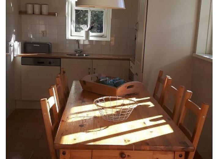 Gezellige woonkamer van Woeste Hoeve vakantiehuis in Den Burg, Texel met comfortabele banken