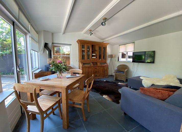 Kogerstraat 98A vakantiehuis met terras in Den Burg, Texel, omgeven door groene natuur.