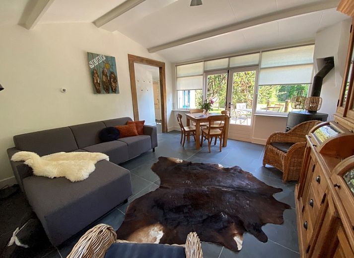 Kogerstraat 98A vakantiehuis met terras in Den Burg, Texel, omgeven door groene natuur.