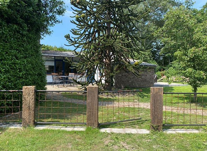 Interieur van Kogerstraat 98A vakantiehuis in Den Burg, Texel, met comfortabele zithoek en veel natuurlijk licht.