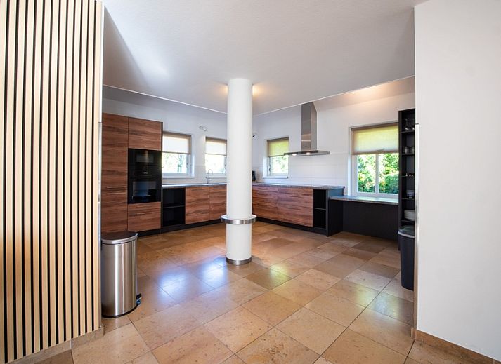 Vooraanzicht van Korenmolen vakantiehuis in Den Burg, Texel met weelderige tuin.