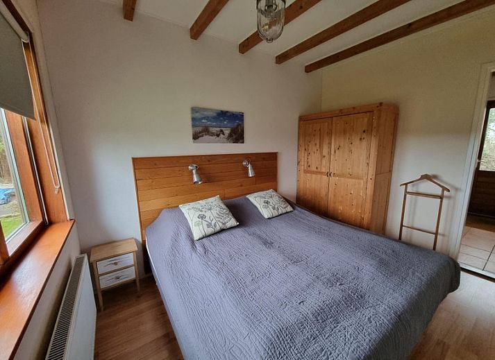 Zijaanzicht van Vakantiehuis Duinzicht in Den Burg, Texel, met een uitnodigend pad en een ruim grasveld.