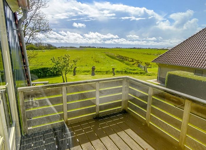 Vakantiehuis in Den Burg entree met groene omgeving op Texel