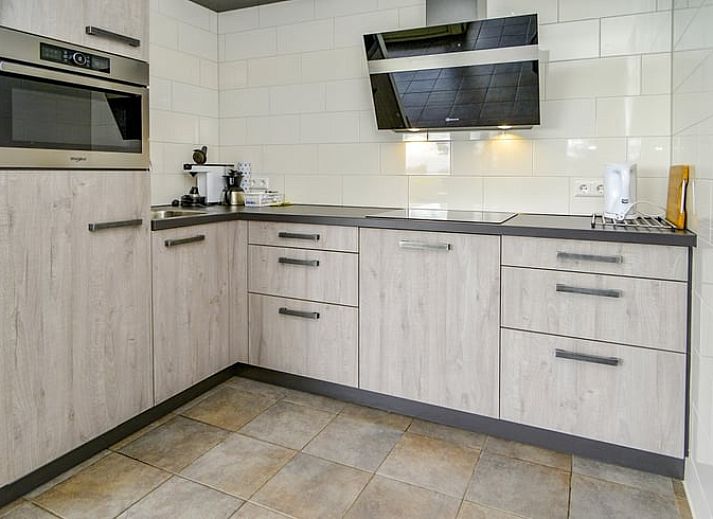 Luxe badkamer met bad in Vakantiehuis in Den Burg, Texel