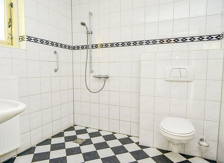 Luxe badkamer met bad in Vakantiehuis in Den Burg, Texel