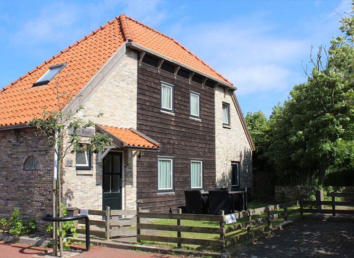 De Boet Ferienhaus in Den Hoorn, Texel mit charmanter Fassade und Terrasse auf den Watteninseln.