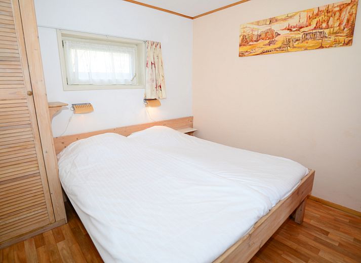 Rustikales Ferienhaus De Boet in Den Hoorn, Texel, umgeben von viel Gruen und einem gemuetlichen Aussenbereich.