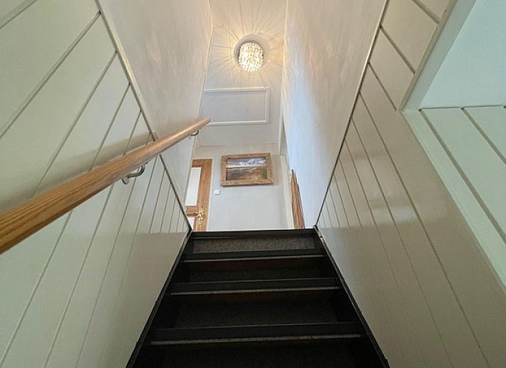 Rustikales Ferienhaus De Boet in Den Hoorn, Texel, umgeben von viel Gruen und einem gemuetlichen Aussenbereich.