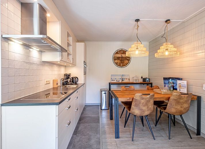 Sonnige Terrasse des Appartements Gouden Reaal 25 in Den Hoorn Texel, ideal fuer ein Fruehstueck im Freien.