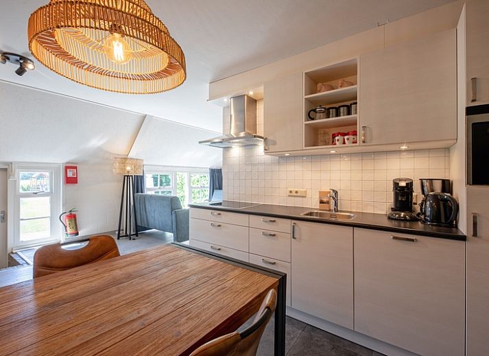 Sonnige Terrasse des Appartements Gouden Reaal 25 in Den Hoorn Texel, ideal fuer ein Fruehstueck im Freien.