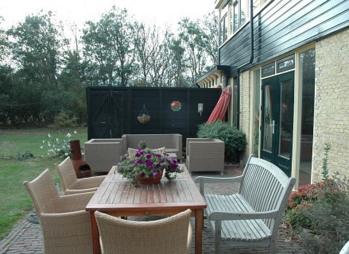 Ferienhaus Alexanderhoeve in Den Hoorn Texel mit Sonnenterrasse und Reetdach, ideal fuer einen entspannten Aufenthalt auf den Watteninseln.