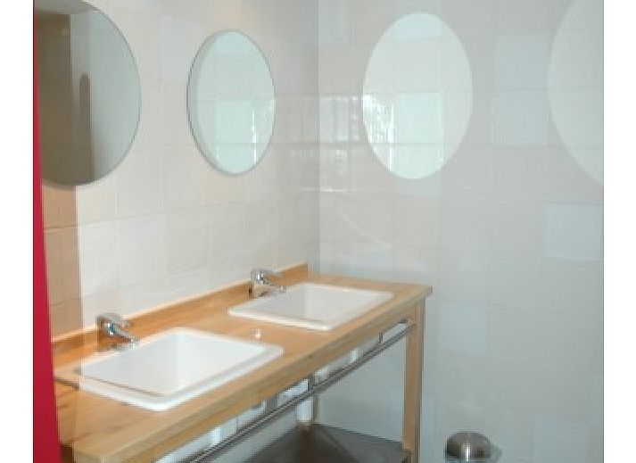 Gemuetliches Wohnzimmer in Alexanderhoeve, Den Hoorn Texel, mit bequemen Sofas und offener Kueche fuer einen heimeligen Aufenthalt auf den Watteninseln.