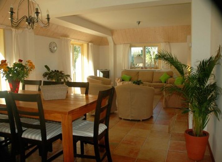 Gemuetliches Wohnzimmer in Alexanderhoeve, Den Hoorn Texel, mit bequemen Sofas und offener Kueche fuer einen heimeligen Aufenthalt auf den Watteninseln.