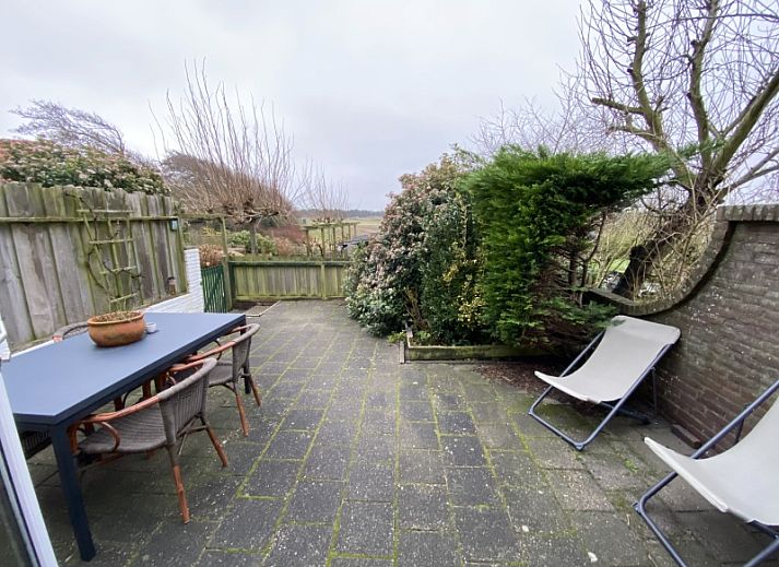 Klif 1 Wohnung 1, Terrasse mit Blick auf gruene Felder in Den Hoorn Texel, Ferienunterkunft.