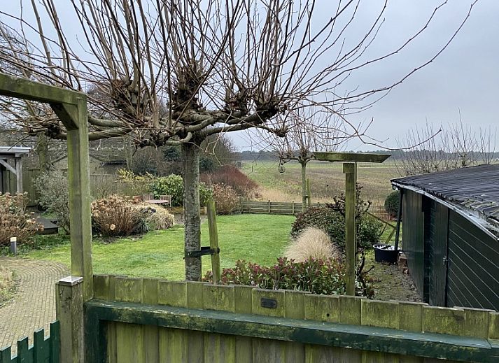 Klif 1 Wohnung 1, Terrasse mit Blick auf gruene Felder in Den Hoorn Texel, Ferienunterkunft.