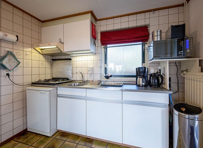 Gezellige woonkamer in 't Huussie, Den Hoorn, Texel met uitzicht op terras.