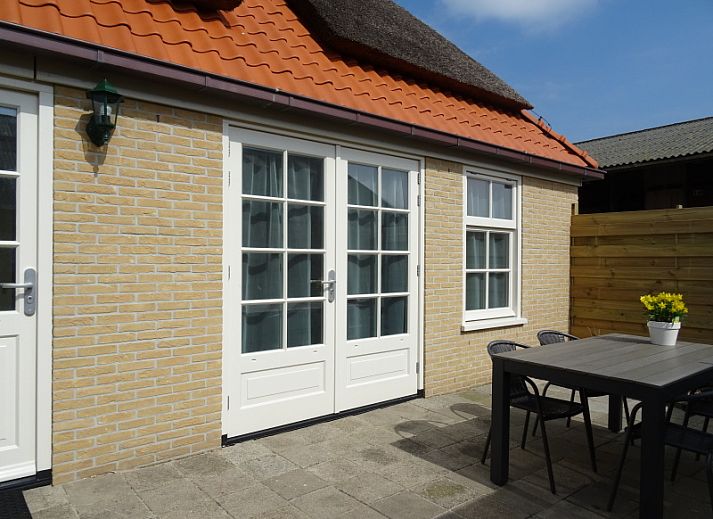 Het Hooivak vakantiehuis met rieten dak in Den Hoorn Texel, charmante landelijke uitstraling op de Waddeneilanden.