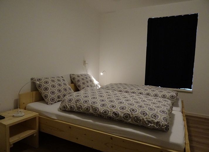 Ferienhaus De Stal in Den Hoorn, Texel, mit charmanter Fassade und Reetdach, ideal fuer einen entspannten Aufenthalt auf den Watteninseln.