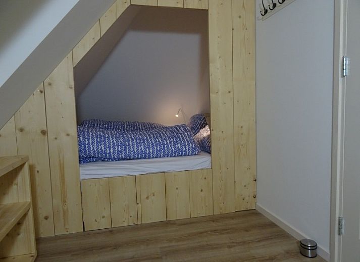 Sonnige Terrasse von De Vigilant in Den Hoorn, Texel, mit stilvollen Sitzgelegenheiten, ideal fuer einen entspannten Urlaub auf den Watteninseln.