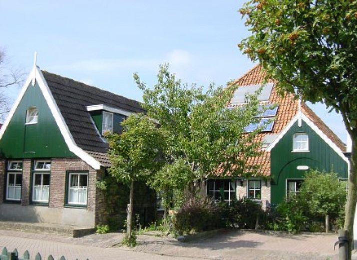 Charmantes Ferienhaus De Ark in Den Hoorn, Texel mit gemuetlicher Veranda und Blumengarten.