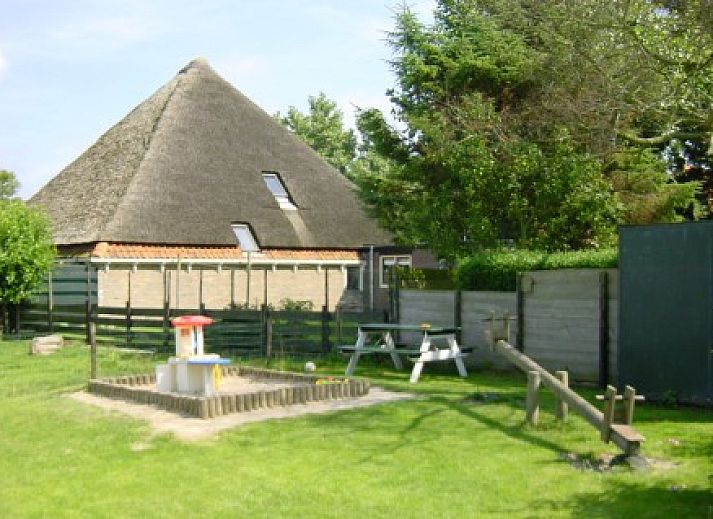 Charmantes Ferienhaus De Ark in Den Hoorn, Texel mit gemuetlicher Veranda und Blumengarten.