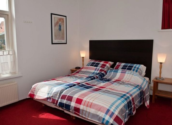 Malerisches Aeusseres von De Ark, Ferienhaus in Den Hoorn, Texel mit gruenen Fassaden.