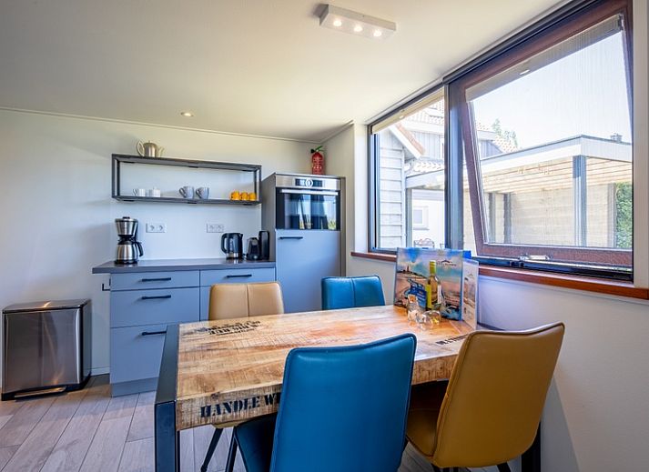 Helles Wohnzimmer des OpTexel-Ferienhauses mit Blick auf die Natur in Den Hoorn Texel.