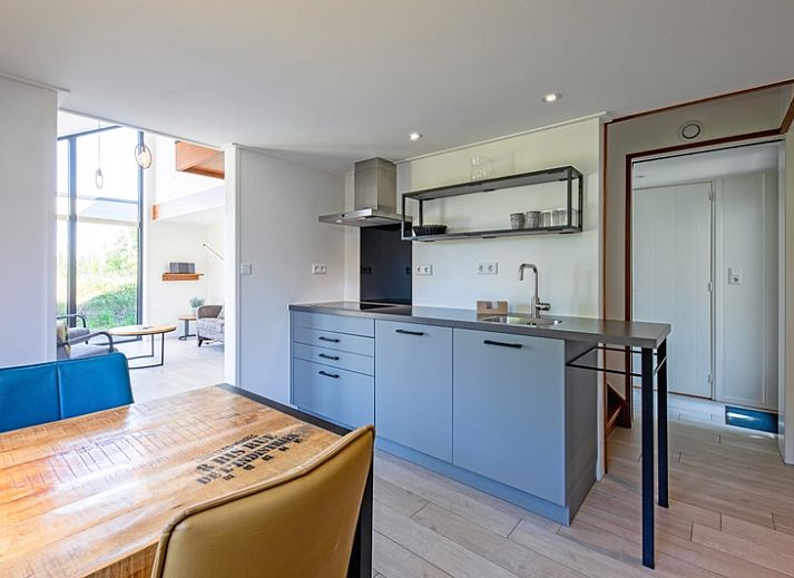 Helles Wohnzimmer des OpTexel-Ferienhauses mit Blick auf die Natur in Den Hoorn Texel.