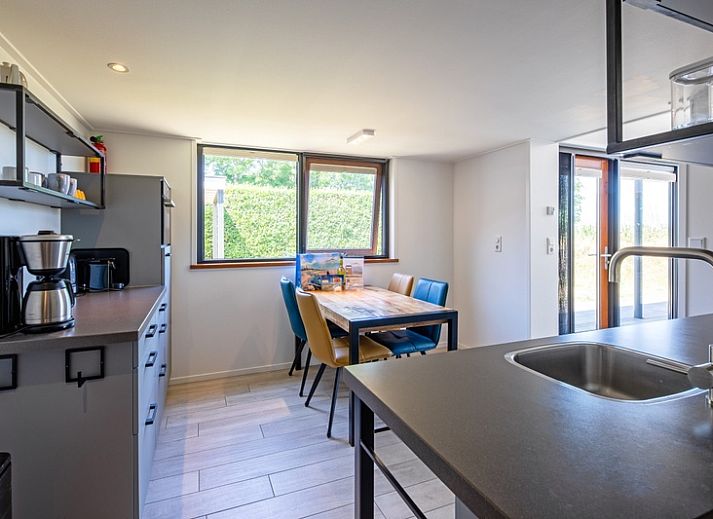 Helles Wohnzimmer des OpTexel-Ferienhauses mit Blick auf die Natur in Den Hoorn Texel.