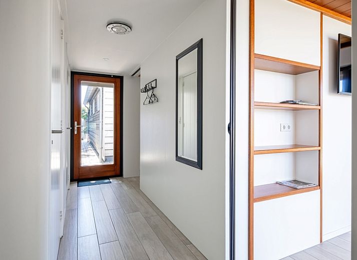 Helles Wohnzimmer des OpTexel-Ferienhauses mit Blick auf die Natur in Den Hoorn Texel.