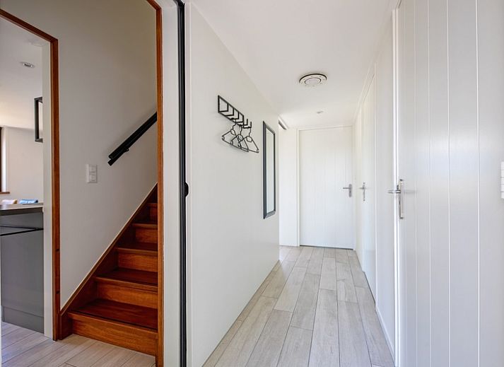 Helles Wohnzimmer des OpTexel-Ferienhauses mit Blick auf die Natur in Den Hoorn Texel.