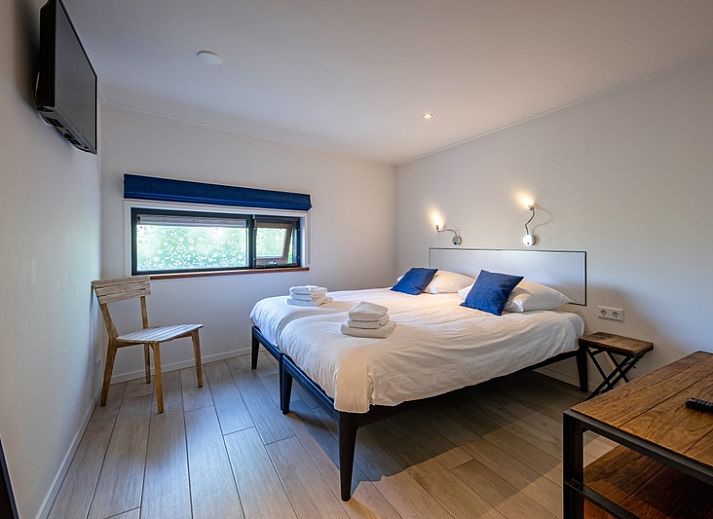 Gemuetliche Sitzecke im OpTexel-Ferienhaus mit grossen Fenstern und Gartenblick in Den Hoorn Texel.