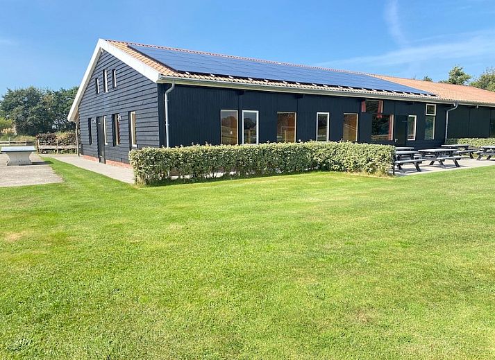 Spielplatz bei De Stolp II rechts, Ferienhaus in Den Hoorn, Texel mit Trampolin und Schaukel.