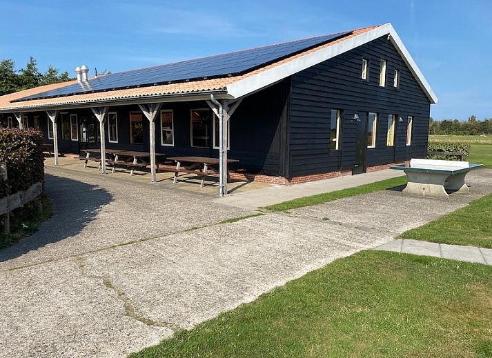 Spielplatz bei De Stolp II rechts, Ferienhaus in Den Hoorn, Texel mit Trampolin und Schaukel.