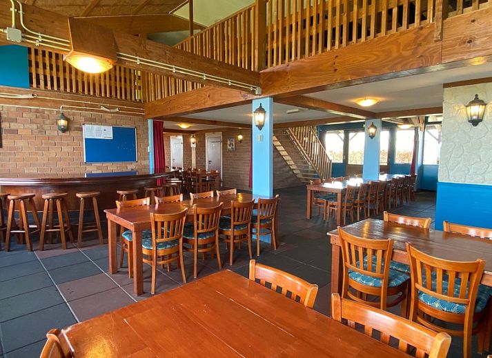 Spielplatz bei De Stolp II rechts, Ferienhaus in Den Hoorn, Texel mit Trampolin und Schaukel.