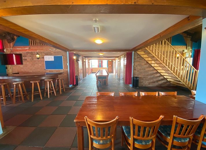 Sonniger Aussenbereich von De Stolp II rechts, Ferienhaus in Den Hoorn, Texel mit gruenem Garten.
