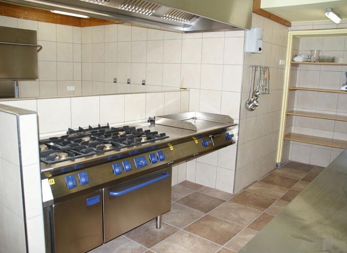 Sonniger Aussenbereich von De Stolp II rechts, Ferienhaus in Den Hoorn, Texel mit gruenem Garten.