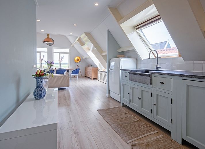 Vorderansicht des Hotel Loodsmans Welvaren - Appartement in Den Hoorn, Texel mit traditioneller Architektur.