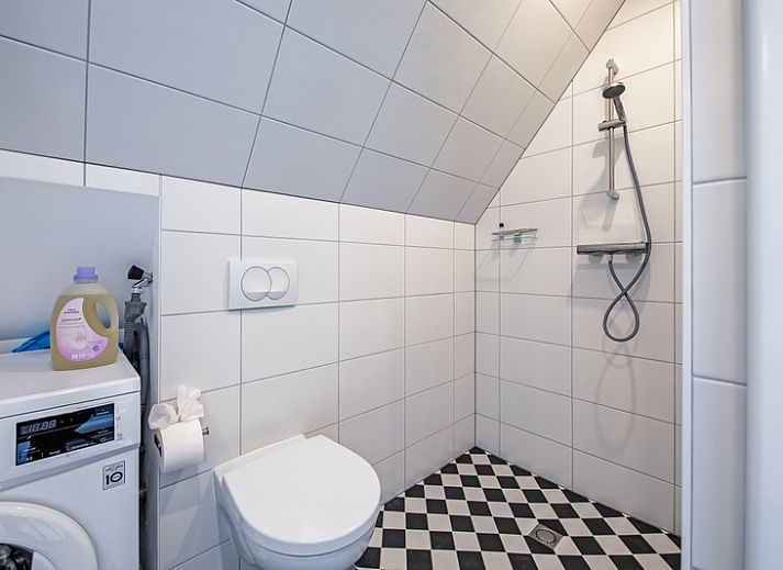 Vorderansicht des Hotel Loodsmans Welvaren - Appartement in Den Hoorn, Texel mit traditioneller Architektur.