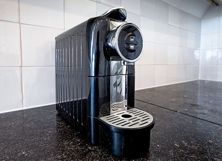 Stilvolle Kueche im Hotel Loodsmans Welvaren - Apartment, Den Hoorn, Texel mit hellen und modernen Geraeten.