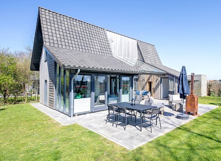 TexelZon vakantiehuis in Den Hoorn met ruim terras en moderne buitenruimte.