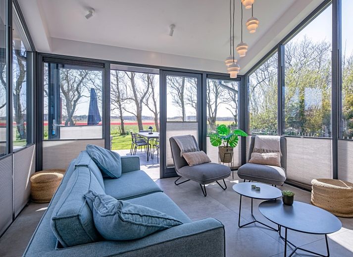 Uitzicht op TexelZon vakantiehuis in Den Hoorn met zonnig terras en tuin.