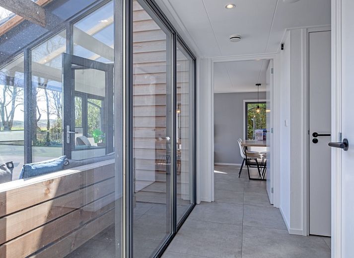 Uitzicht op TexelZon vakantiehuis in Den Hoorn met zonnig terras en tuin.