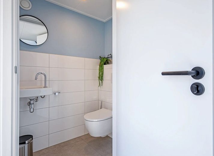 Uitzicht op TexelZon vakantiehuis in Den Hoorn met zonnig terras en tuin.