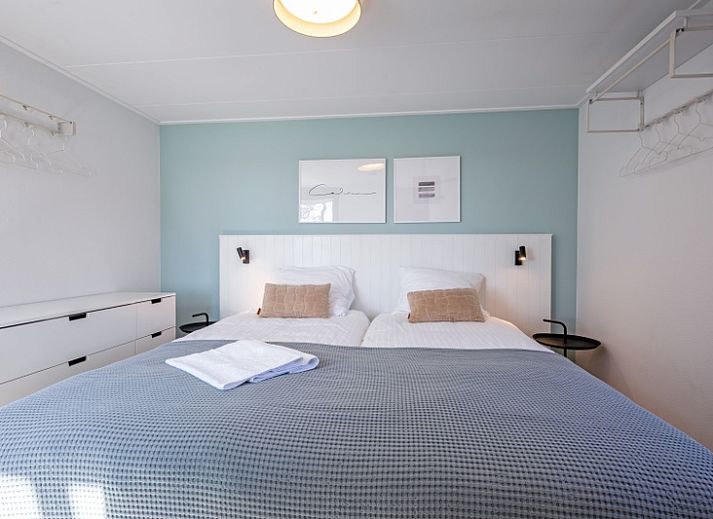 Lichte woonkamer van TexelZon vakantiewoning in Den Hoorn met panoramisch uitzicht.