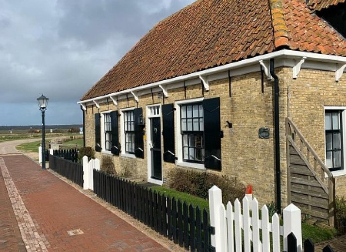 't Wambuis vakantiehuis in Den Hoorn Texel met charmante gevel en landelijke omgeving.
