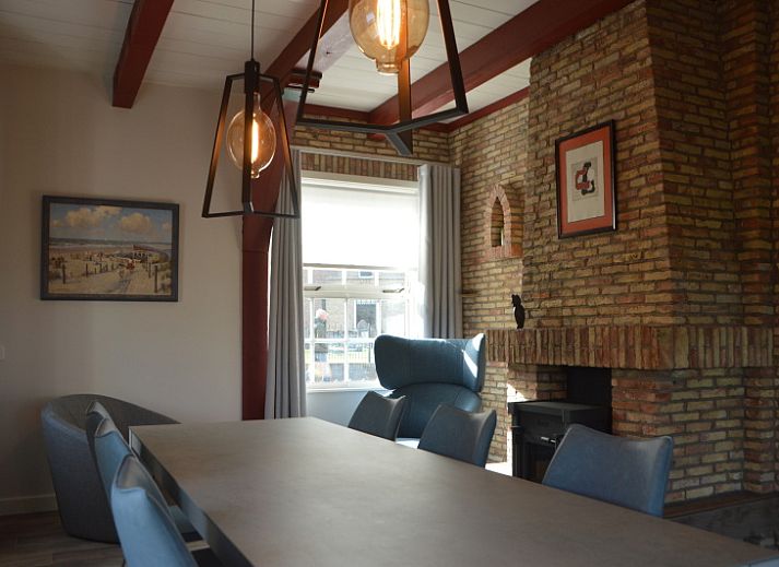 't Wambuis vakantiehuis in Den Hoorn Texel met charmante gevel en landelijke omgeving.